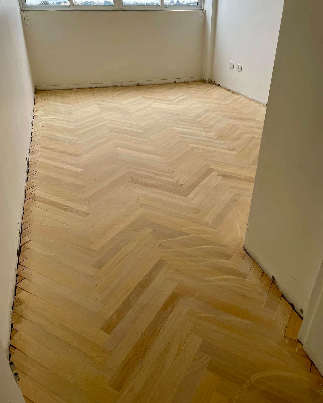 Comparação antes e depois do lixamento de piso