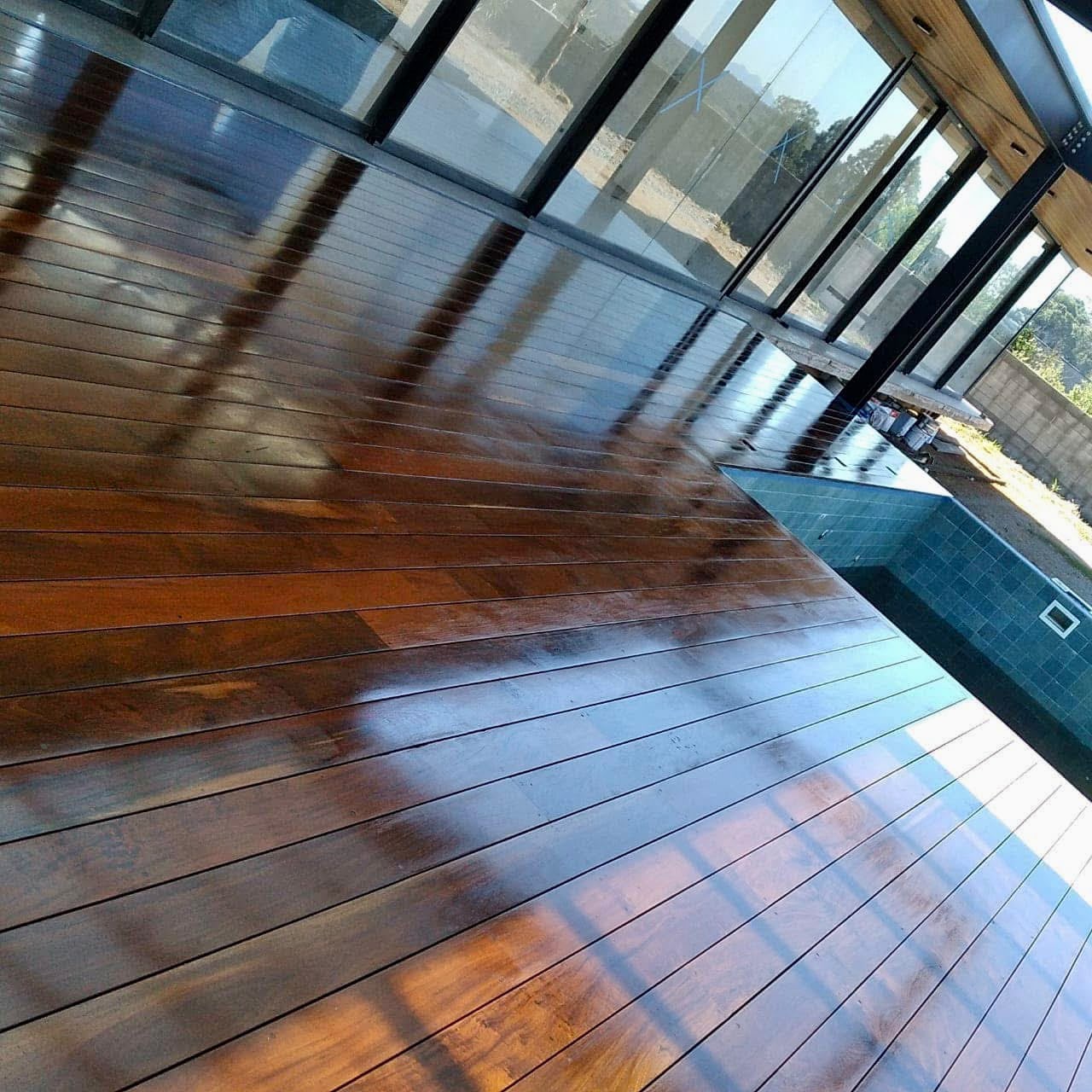 Piso de parquet restaurado com brilho de verniz